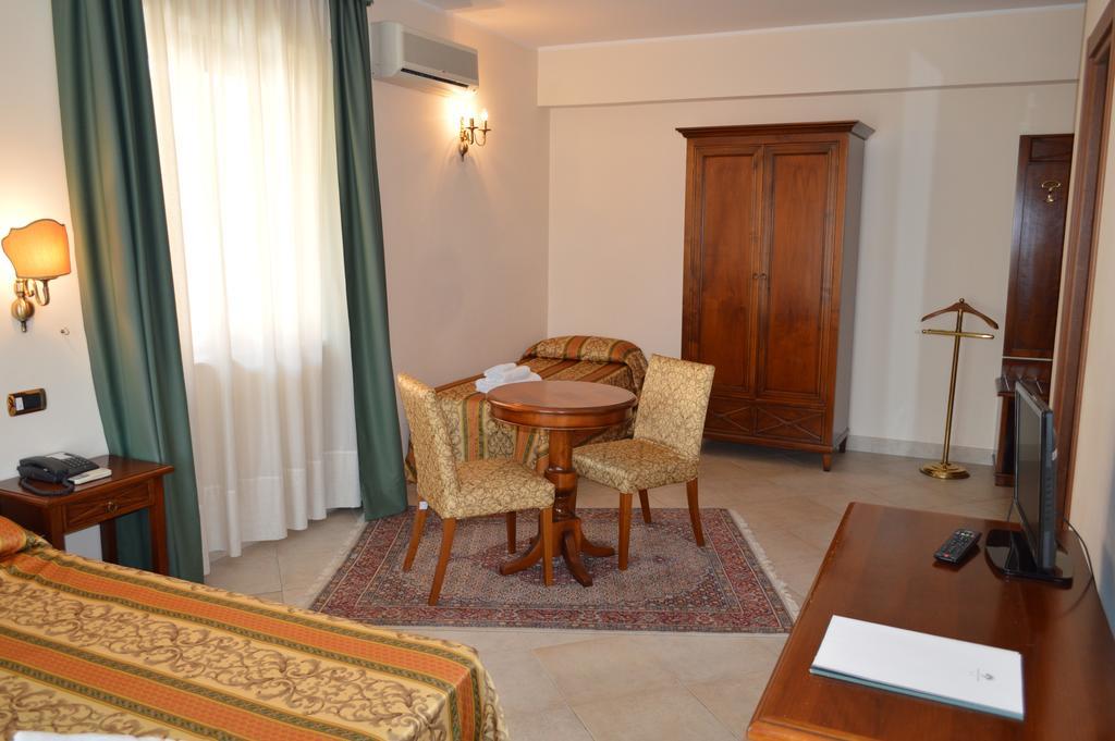 Hotel Delle Palme Falcone Ruang foto